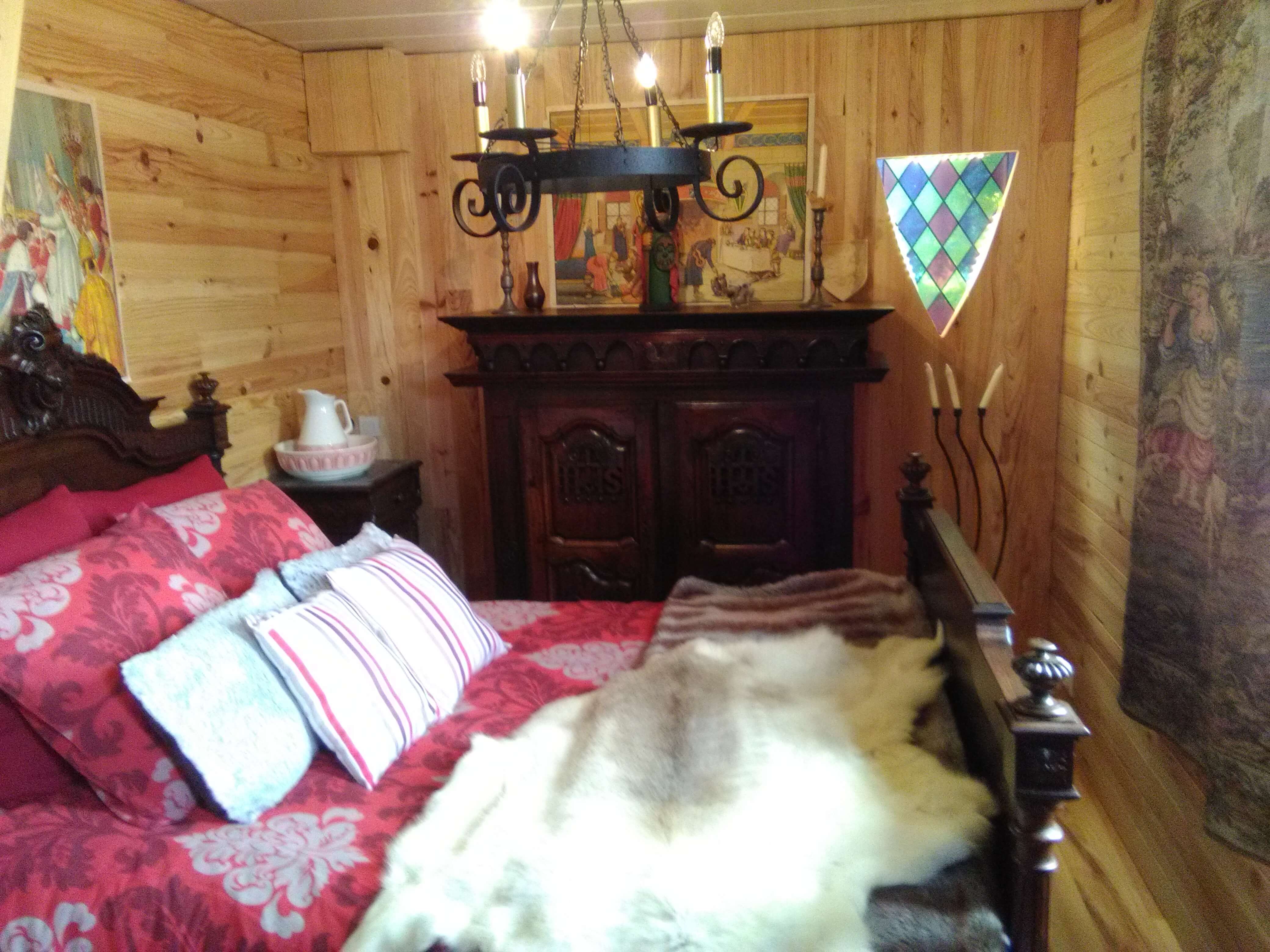 Photo de CITEE MEDIEVALE AVEC HEBERGEMENTS INSOLITES CHATEAU EN BOIS, MAISON DE SORCIERE ET CABANE DES ELFES